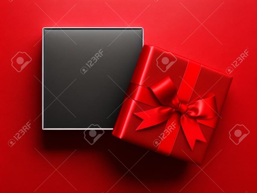 Abra a caixa de presente vermelha ou caixa de presente com laço de fita de prata e espaço vazio na caixa isolada no fundo branco com sombra. Renderização em 3D.
