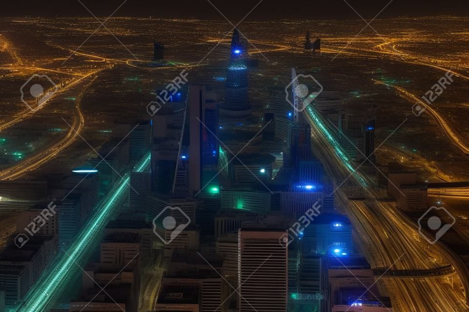 Panorama nocturno del centro de la ciudad de riad al riyadh arabia saudita