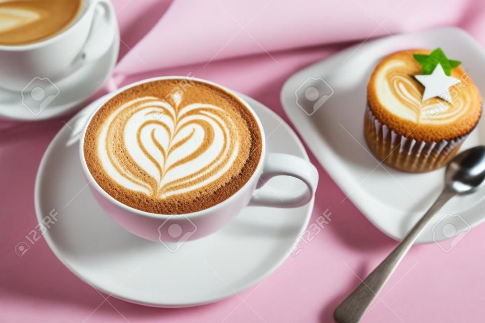 Cafe latte ve pasta bir fincan