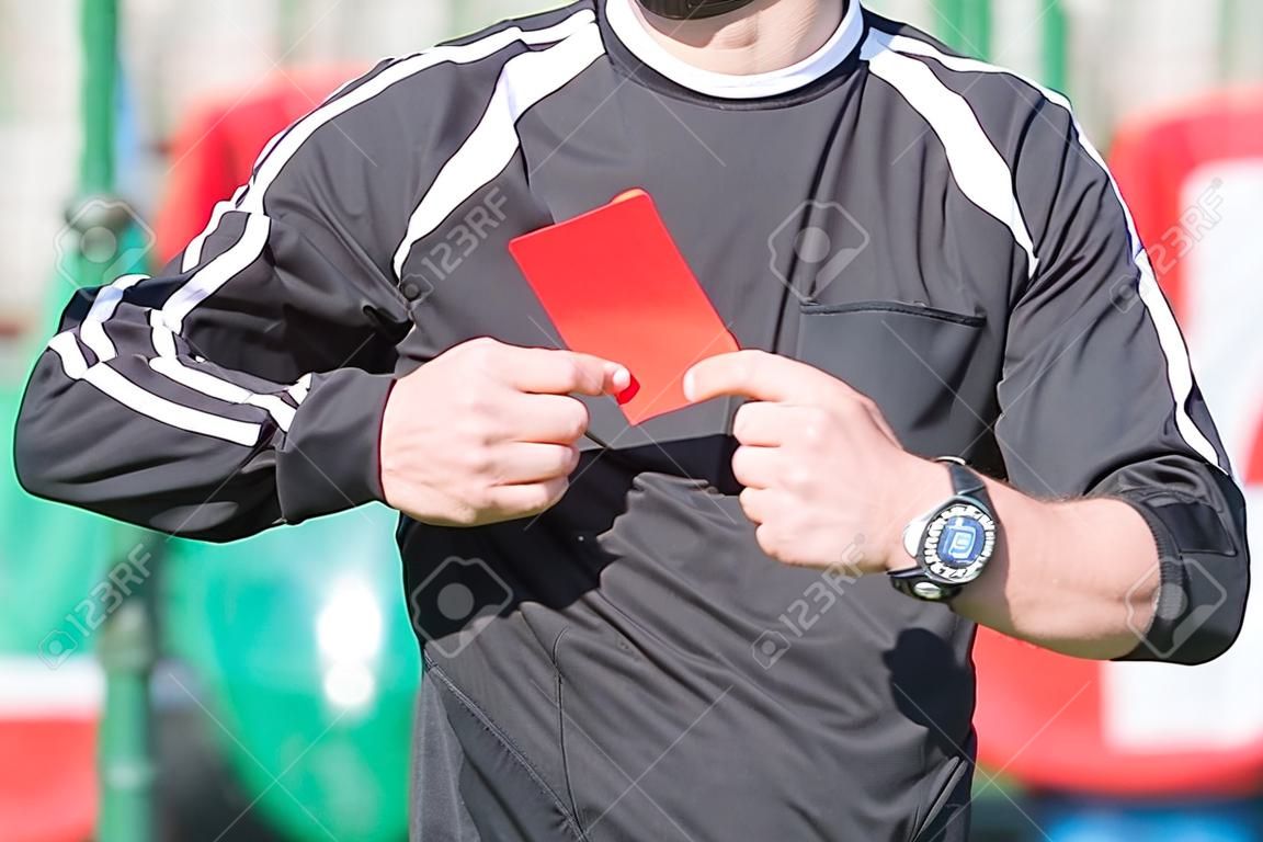 Árbitro de futebol mostrando o cartão vermelho.