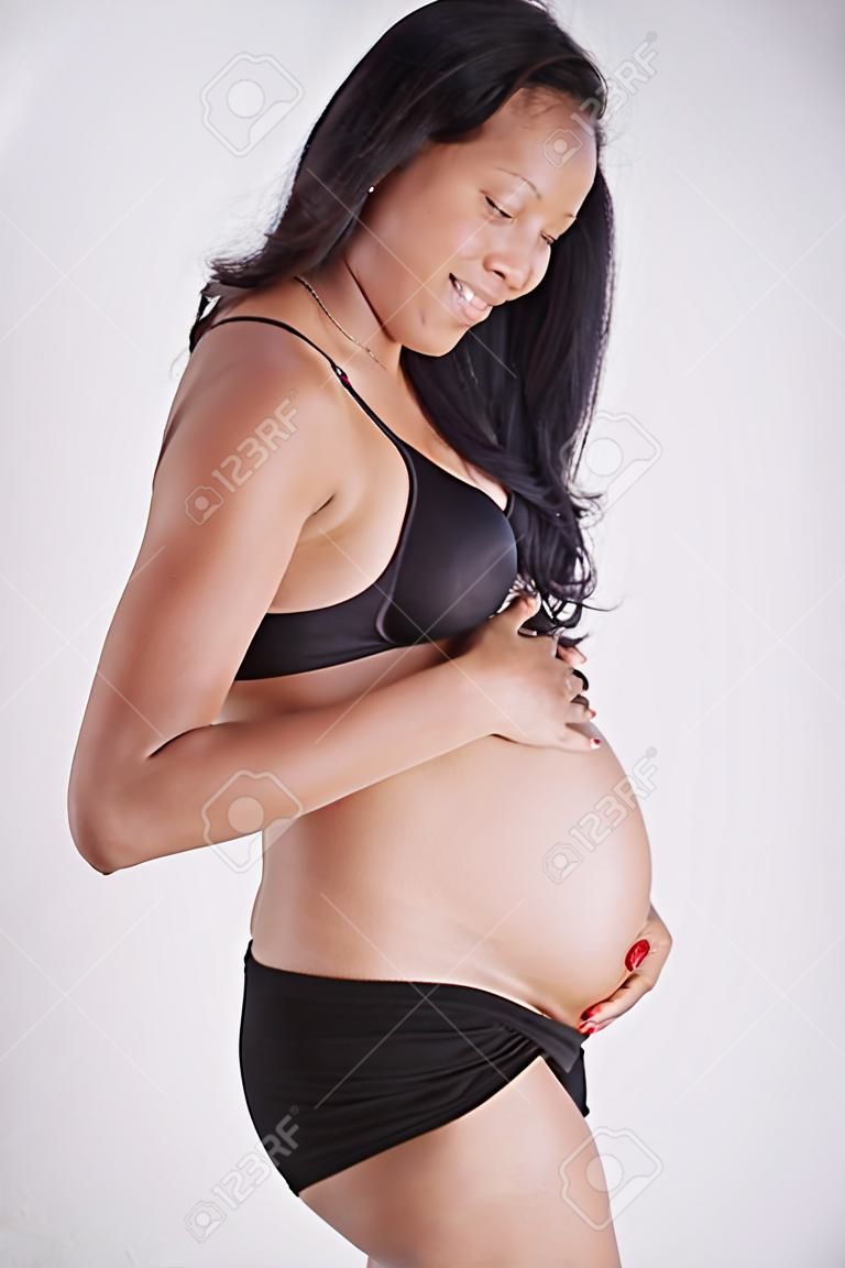 sonriente y joven hermosa mujer embarazada