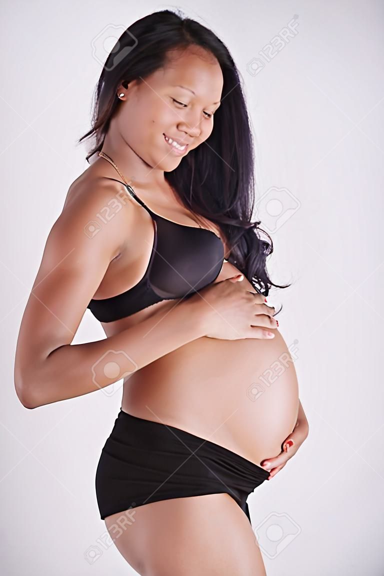 sonriente y joven hermosa mujer embarazada
