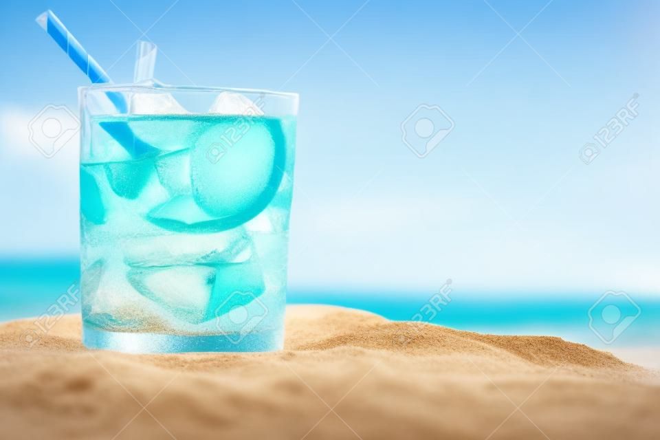 Bevanda estiva sulla spiaggia di sabbia