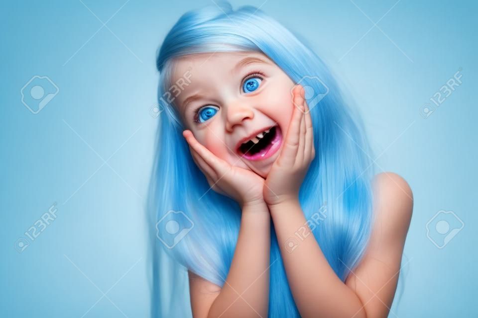 petite fille étonnante avec des yeux bleus et sa bouche l'ouverture isolé sur blanc