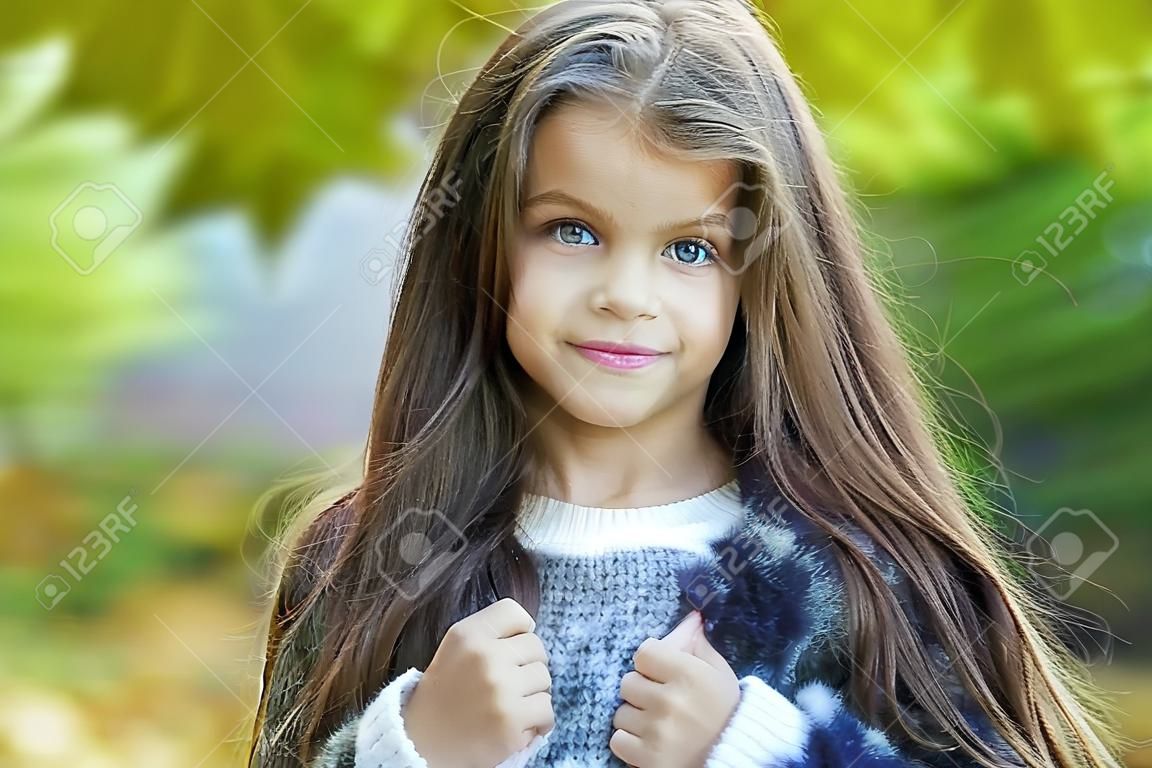 Niña De 2 Años De Edad Lindo En El Parque Del Otoño. Fotos, retratos,  imágenes y fotografía de archivo libres de derecho. Image 48505109