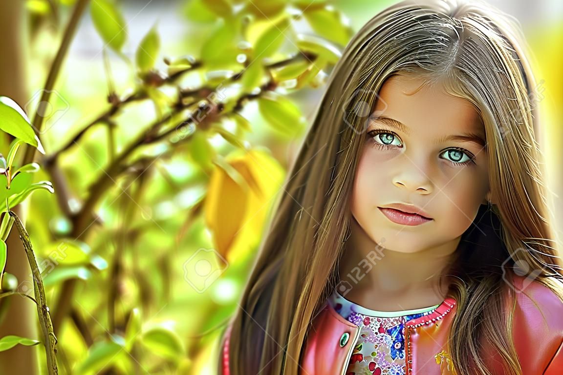 Cose up, Bella bambina su sfondo verde del parco cittadino di estate