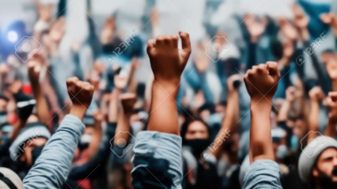 Viele Hände hoben sich während eines Protests oder einer Demonstration generativer KI in die Luft