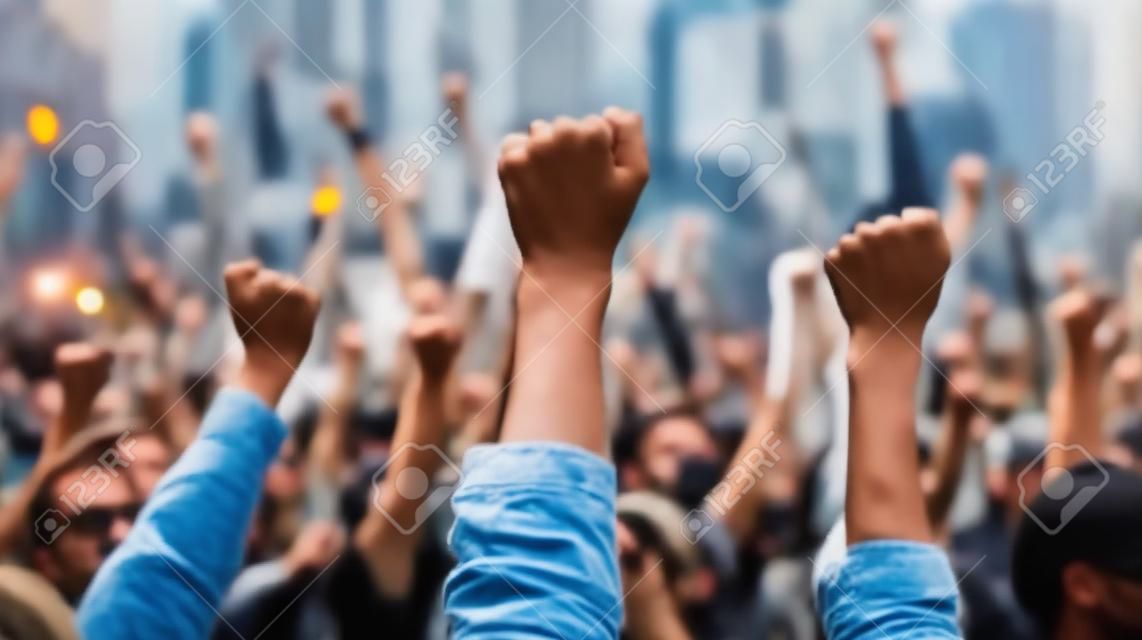 Viele Hände hoben sich während eines Protests oder einer Demonstration generativer KI in die Luft