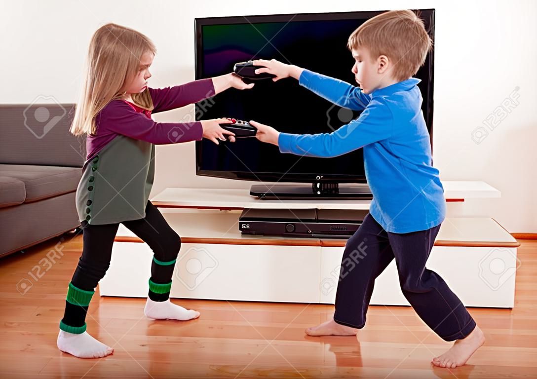 Hermanos peleando por el teledirigido delante de la TV