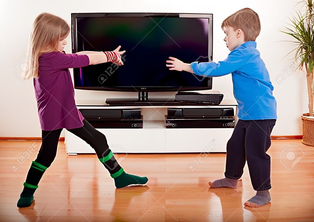 Sibling in lotta per il di telecomando davanti alla TV