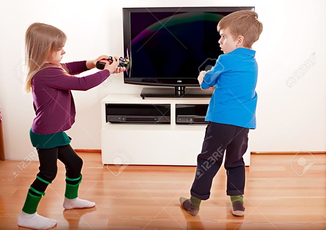 Hermanos peleando por el teledirigido delante de la TV