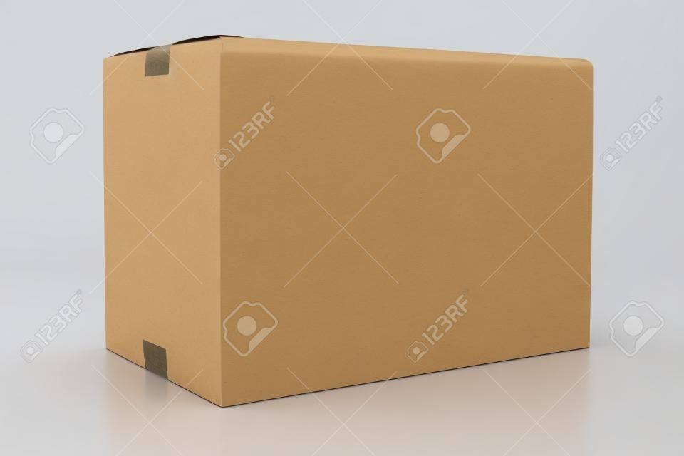 Картонная коробка с лентой закрыт на белом