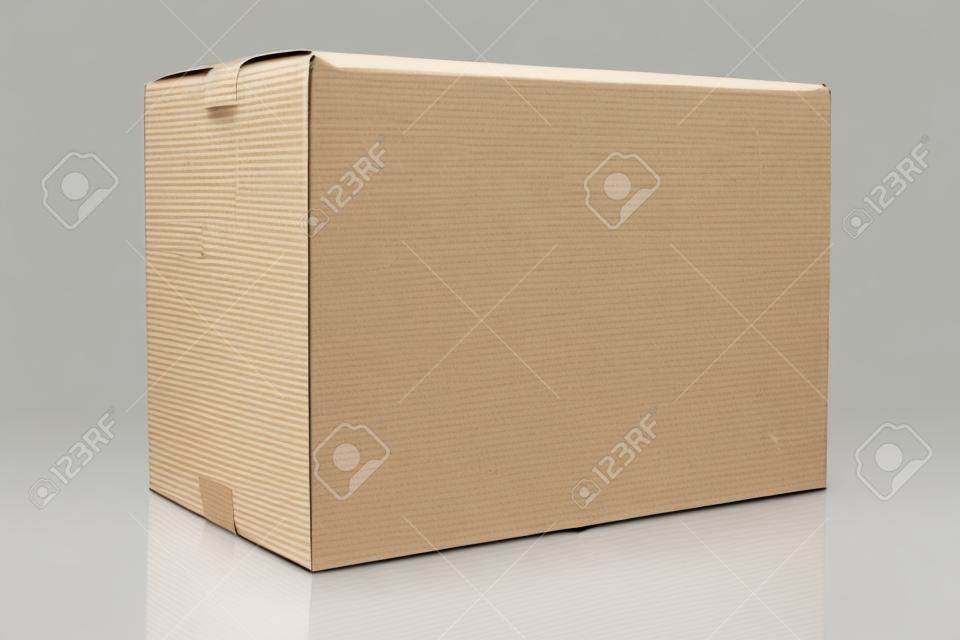 Картонная коробка с лентой закрыт на белом