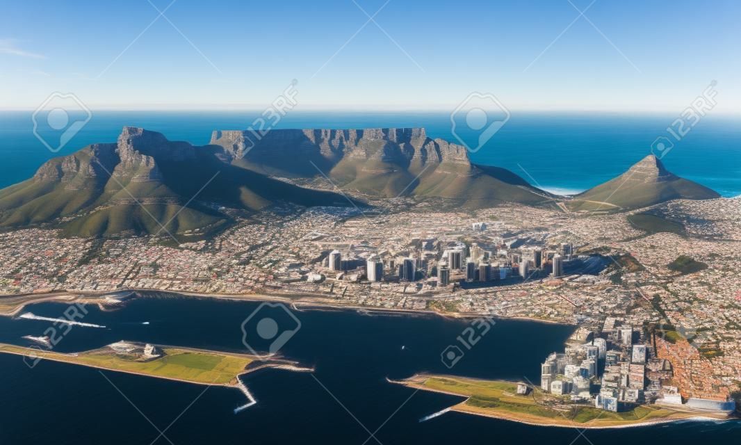 Luftaufnahme des Stadtzentrums von Kapstadt mit Tafelberg, Hafen von Kapstadt, Löwenkopf und Teufelsgipfel