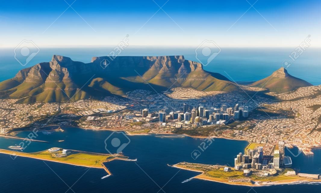 Vue aérienne du centre-ville de Cape Town, avec Table Mountain, Cape Town Harbour, Lion's Head et Devil's Peak