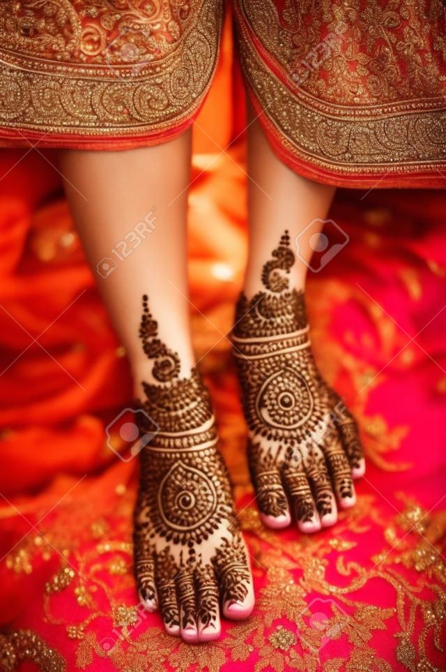 在新娘的腳的印度無刺指甲花設計從印度的。
