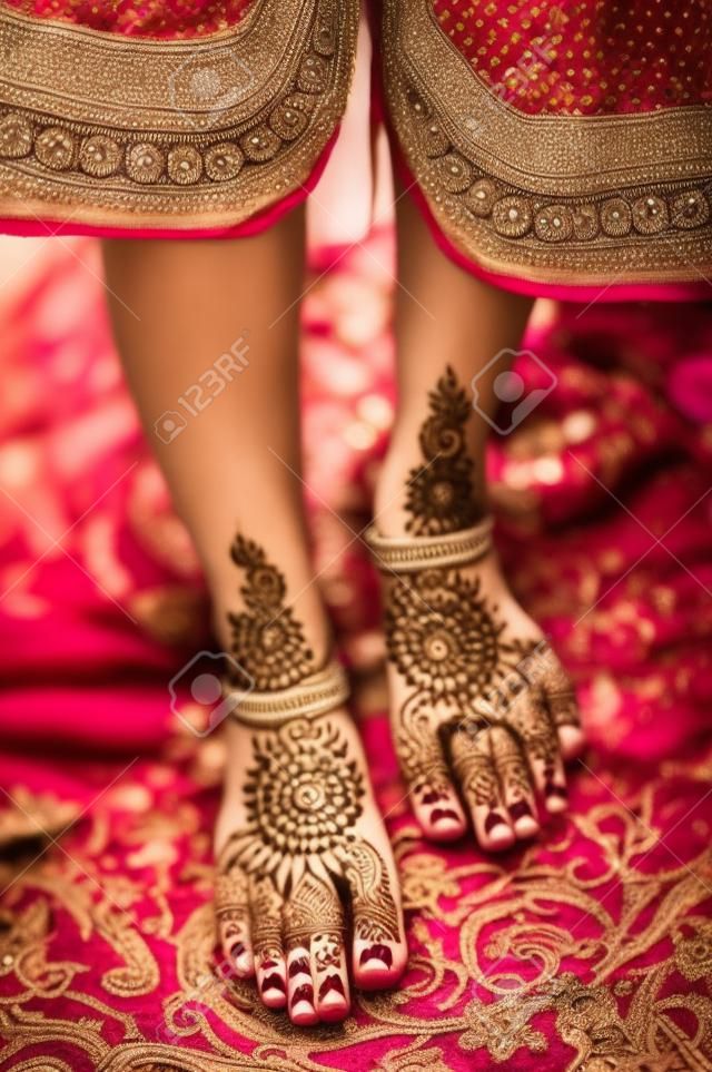 Conception hindoue henné sur les pieds de la mariée en provenance de l'Inde.