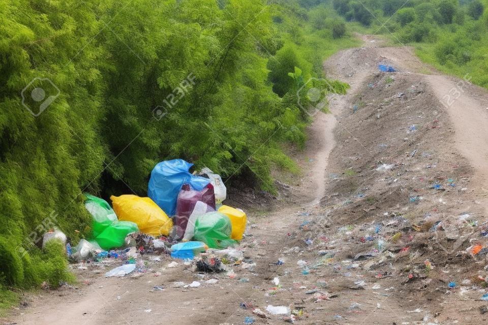 Illegale Mülldeponie auf einer unbefestigten Straße, Plastik und anderen Abfällen. gefährliche Verschmutzung der Natur.