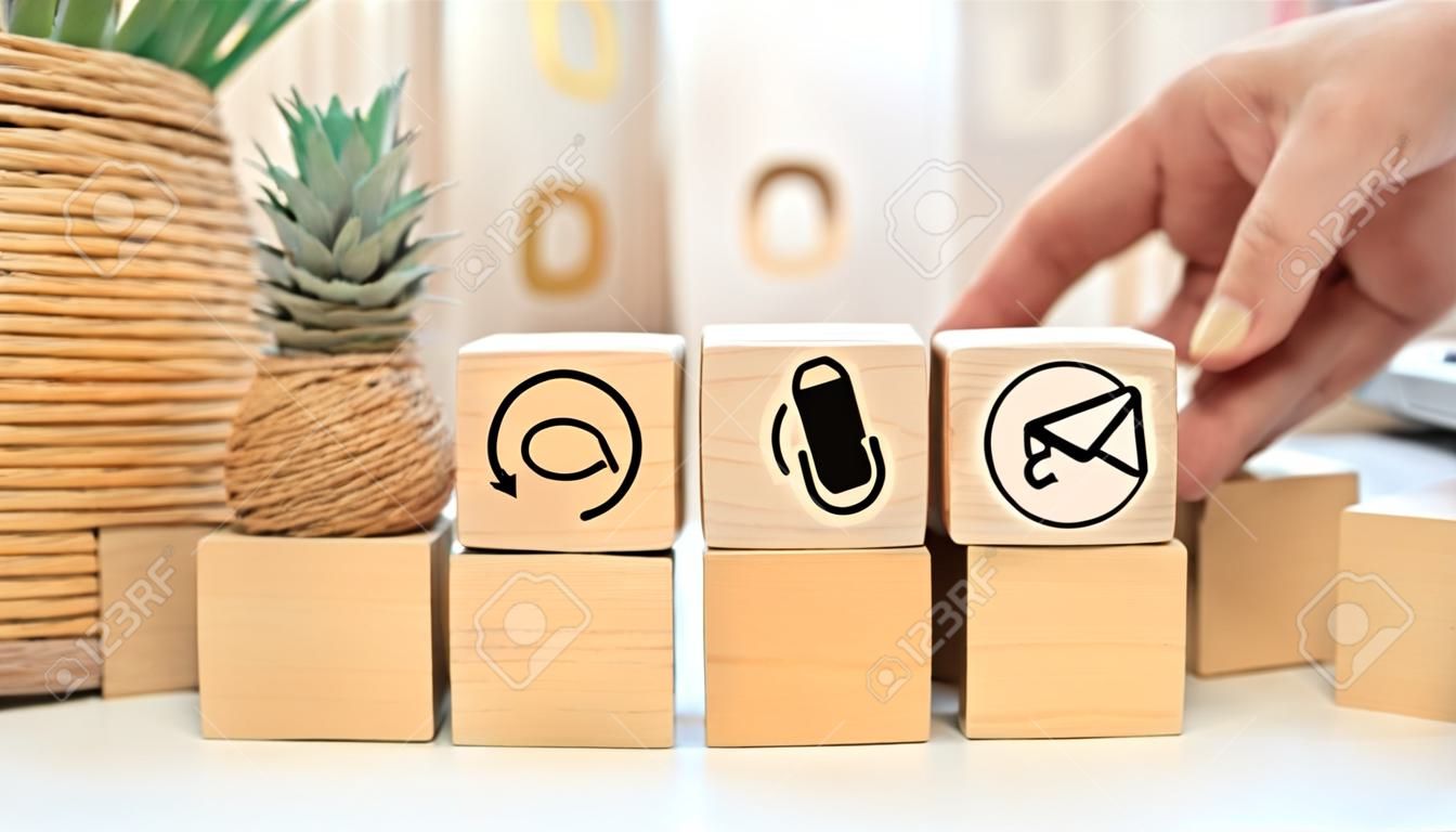Site Web et icônes de contacts Internet sur des cubes en bois sur fond blanc