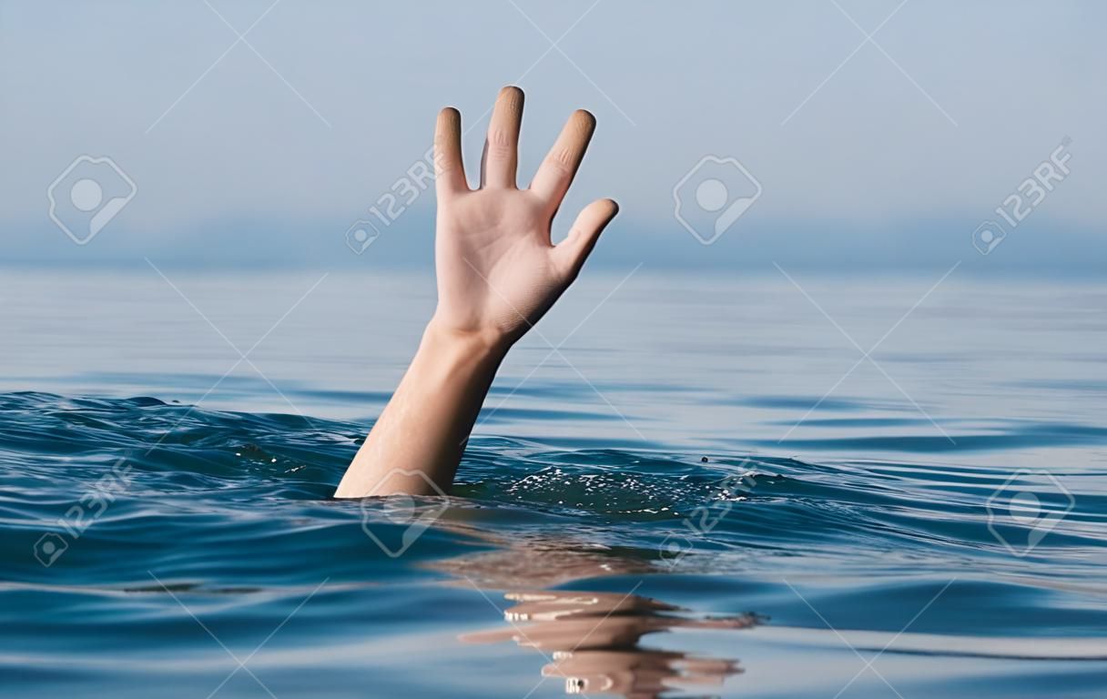 única mano de hombre en mar pidiendo ayuda de ahogamiento