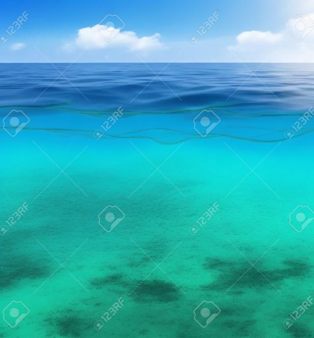 맑은 하늘과 발견 수중 세계 아직도 잔잔한 바다 물 표면