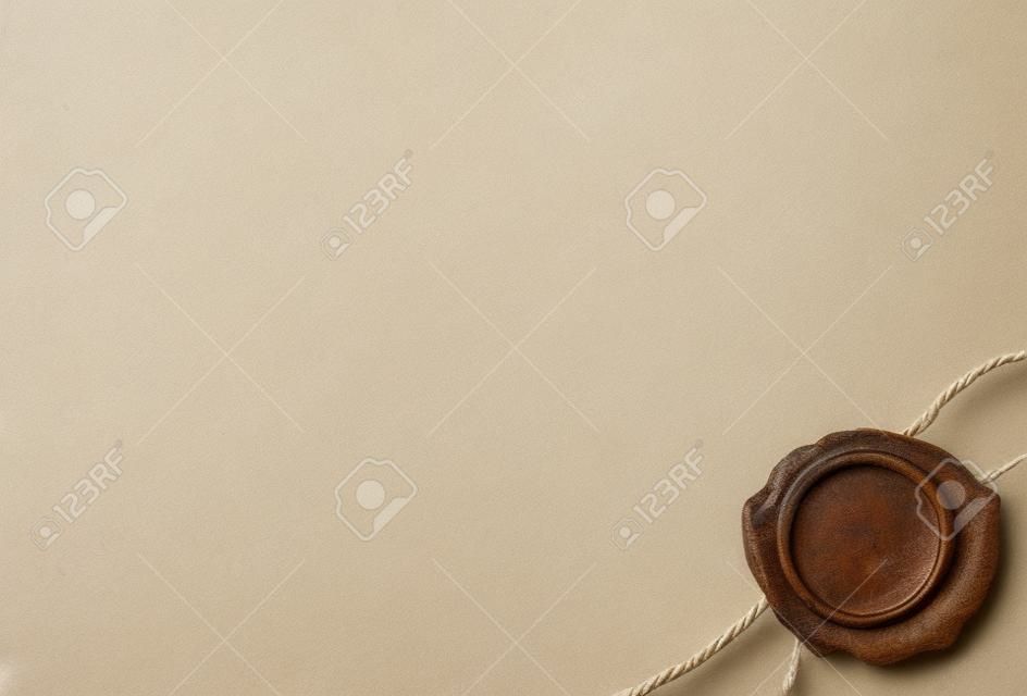 Papel em branco velho com selo de cera e corda