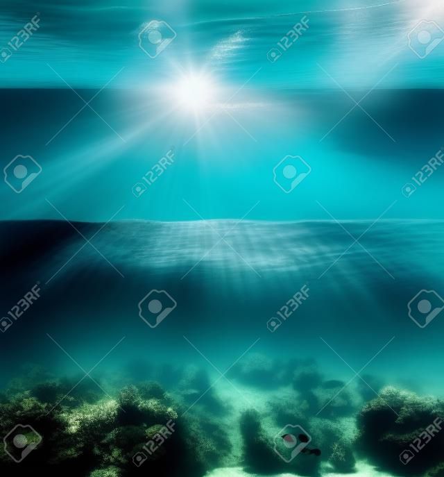 Unterwasser tief mit Wasserfläche und Himmel