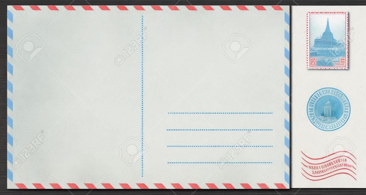 cartão postal em branco velho isolado no branco com conjunto de selos postais