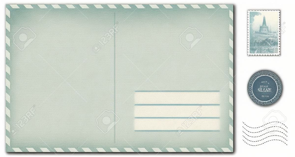 cartão postal em branco velho isolado no branco com conjunto de selos postais