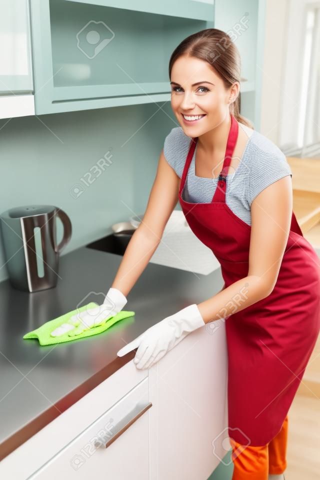 肖像幸福女人清洗廚房檯面