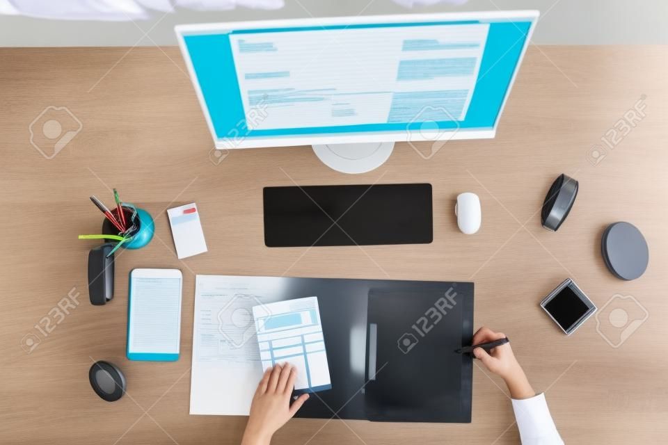 High Angle View van jonge mannelijke accountant controleren factuur in kantoor