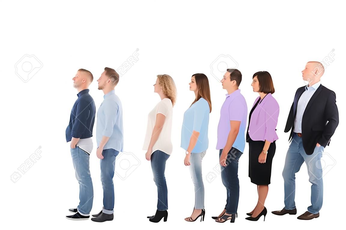 Vista lateral de cuerpo entero de la gente de negocios creativos de pie en fila contra el fondo blanco