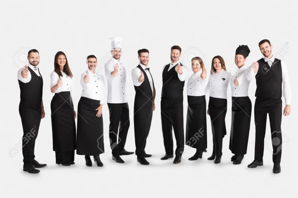 Полная длина портрет уверенно сотрудники ресторана, стоя в ряд на белом фоне