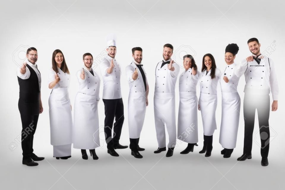 Retrato de cuerpo entero del personal del restaurante confía en pie en fila contra el fondo blanco