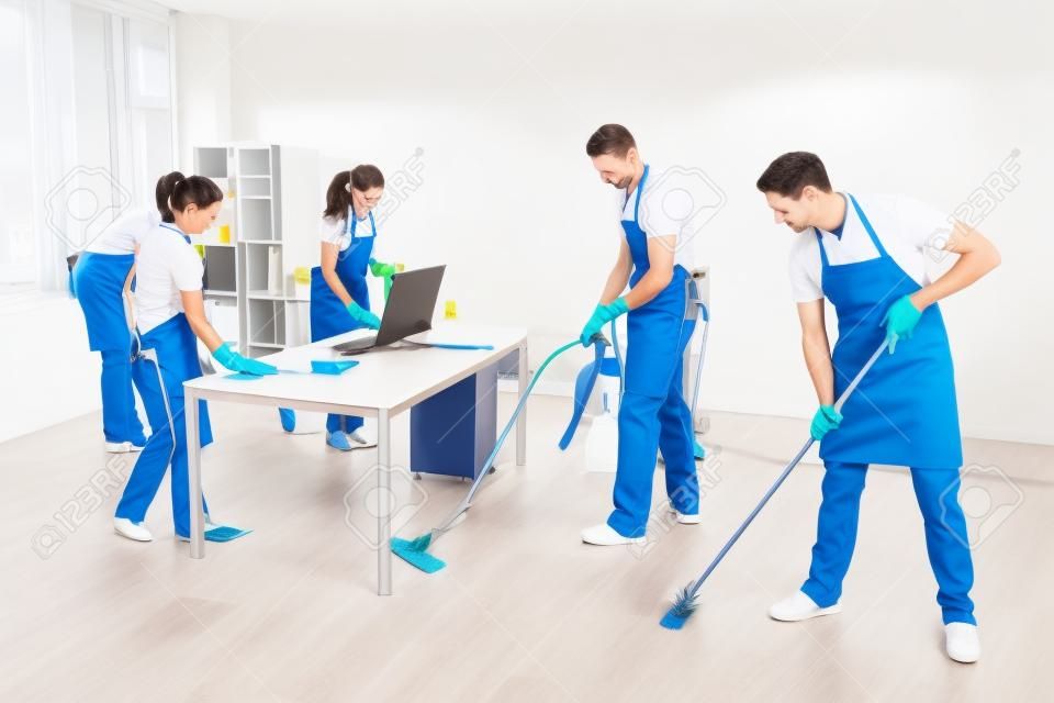 Gruppe der männlichen und weiblichen Janitors In Uniform The Office Reinigungs