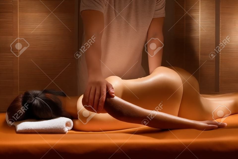 Массажист делает массаж На Пожилая женщина в Спа