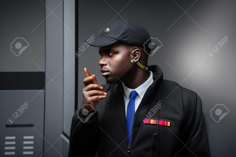 Retrato, joven, africano, macho, seguridad, guardia, Hablar, Walkie-Talkie