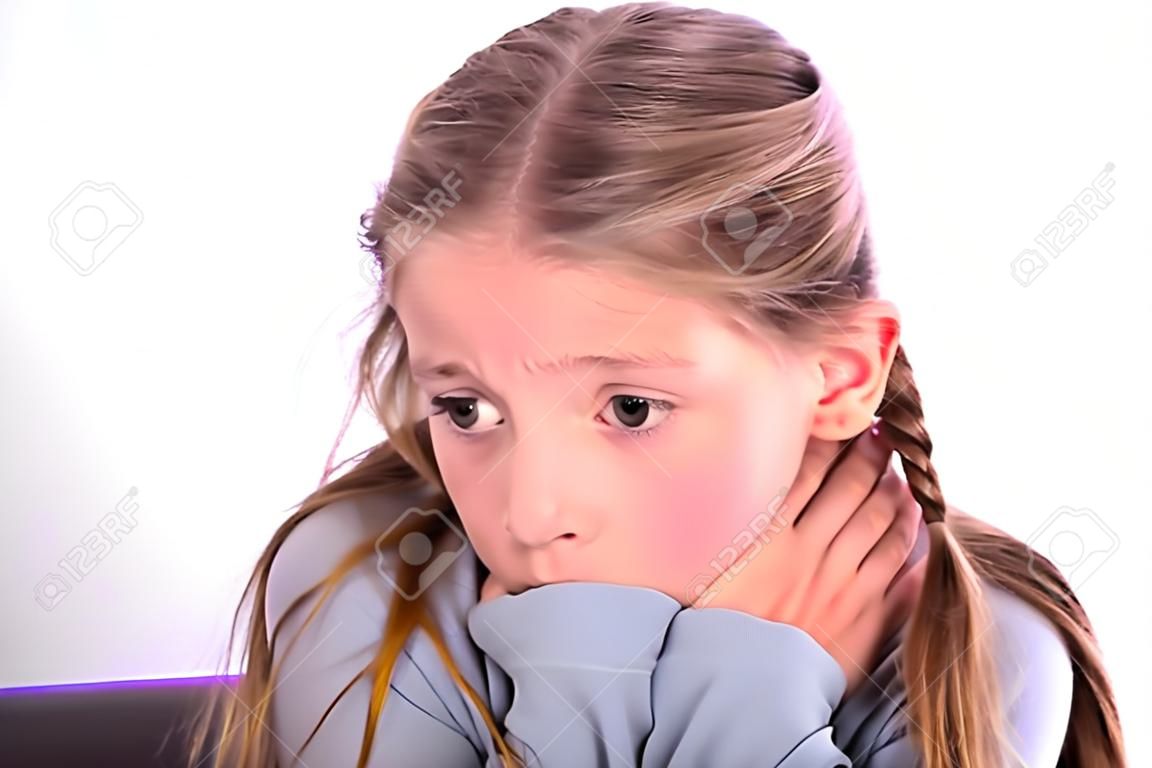 Portrait d'une fille incapable de respirer en appuyant sur son cou