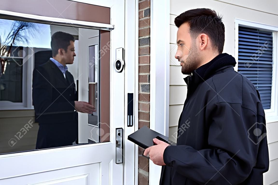 Mężczyzna stojący przy wejściu do domu i naciskający dzwonek do drzwi