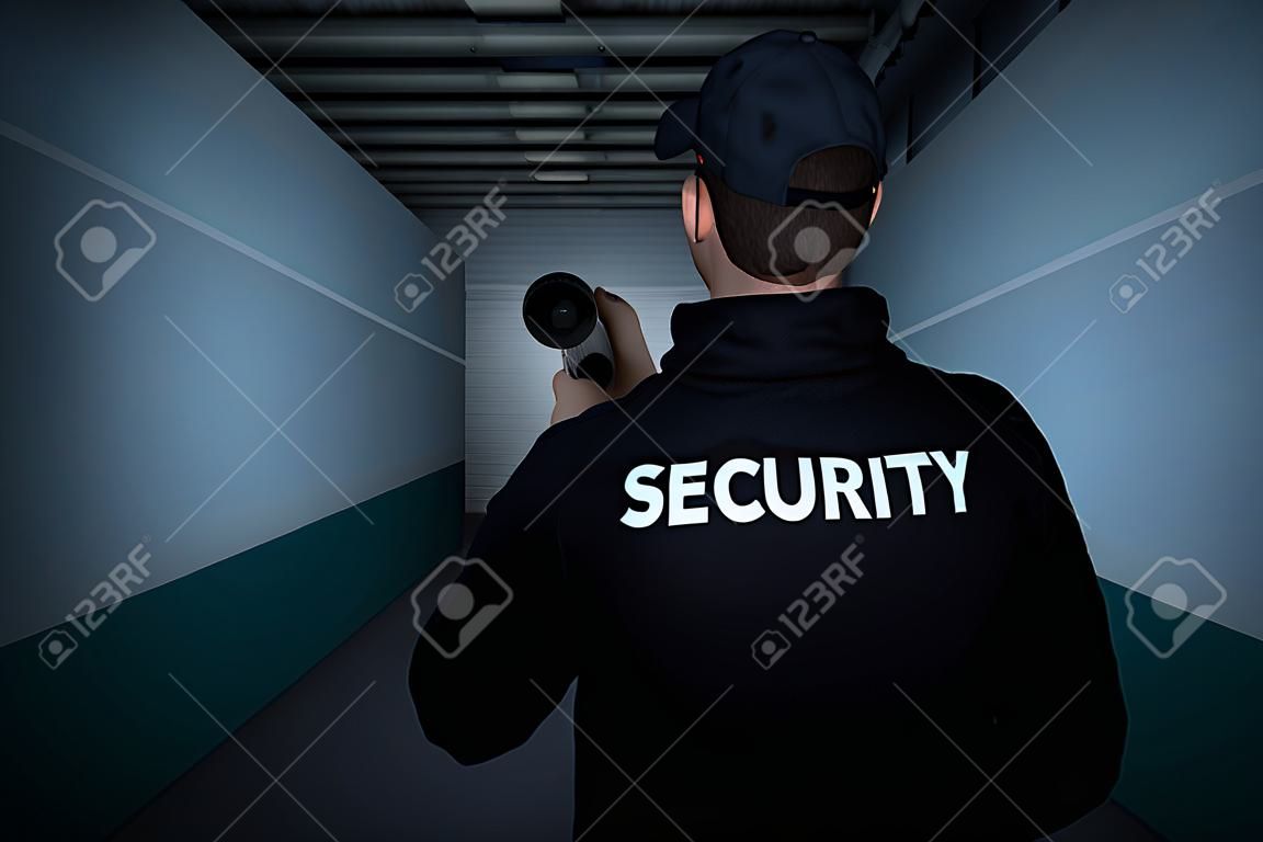 Vista traseira de um guarda de segurança masculino com lanterna em pé no corredor