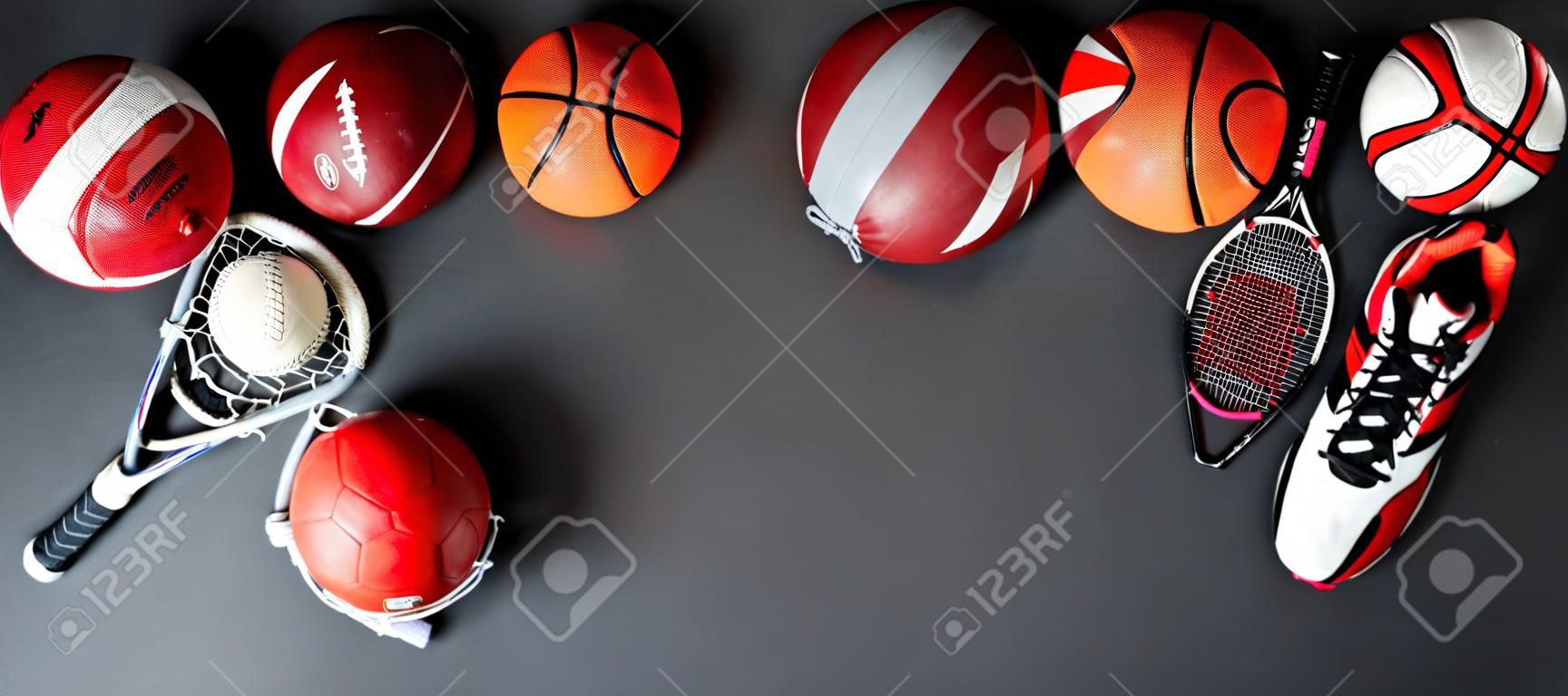 Panoramisch uitzicht op verschillende sportballen en apparatuur over zwart oppervlak