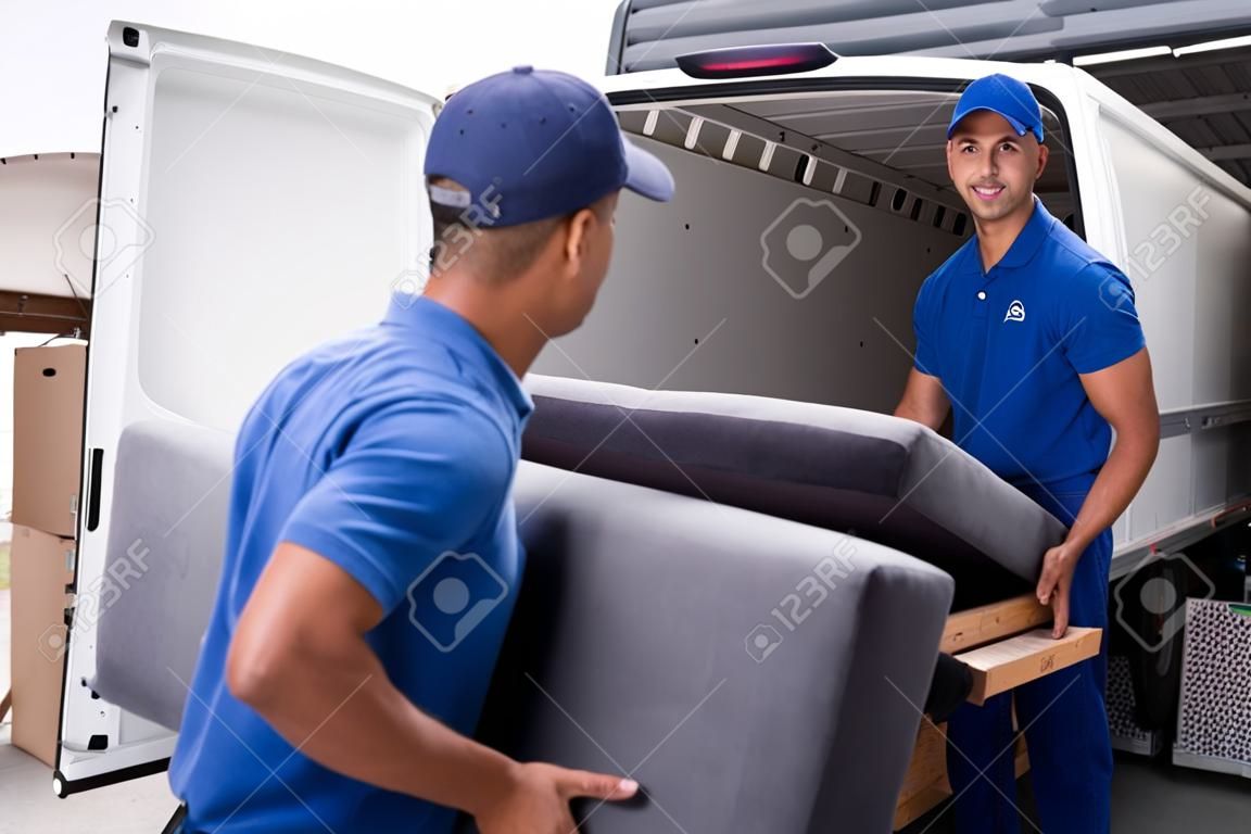 Mudanza de muebles, entrega de mudanza cerca de camión o furgoneta