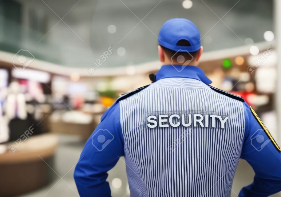 Oficial de guardia de seguridad de centro comercial o tienda minorista