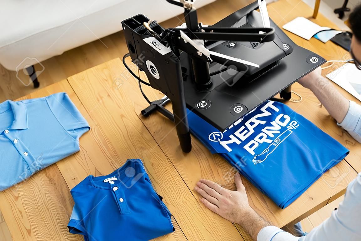 Tshirt Print Heat Press. Máquina de impressão de camiseta personalizada