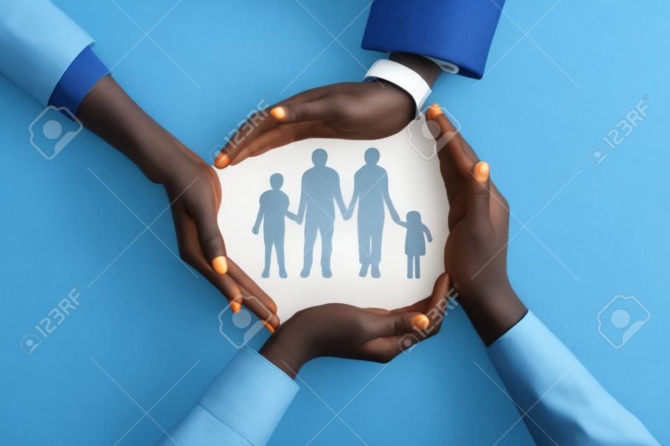 Concepto de seguro de vida familiar del equipo empresarial africano