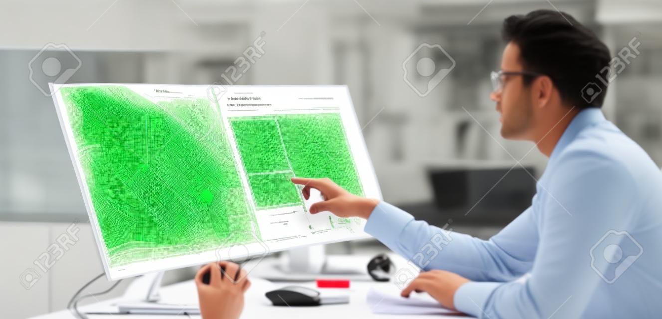 Desenvolvedor Looking At Land Plot Map And Cadastre Plan