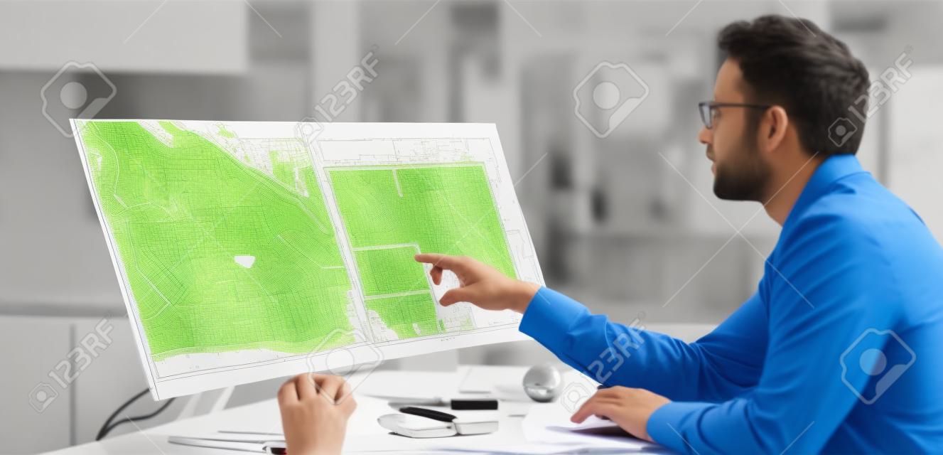 Desenvolvedor Looking At Land Plot Map And Cadastre Plan