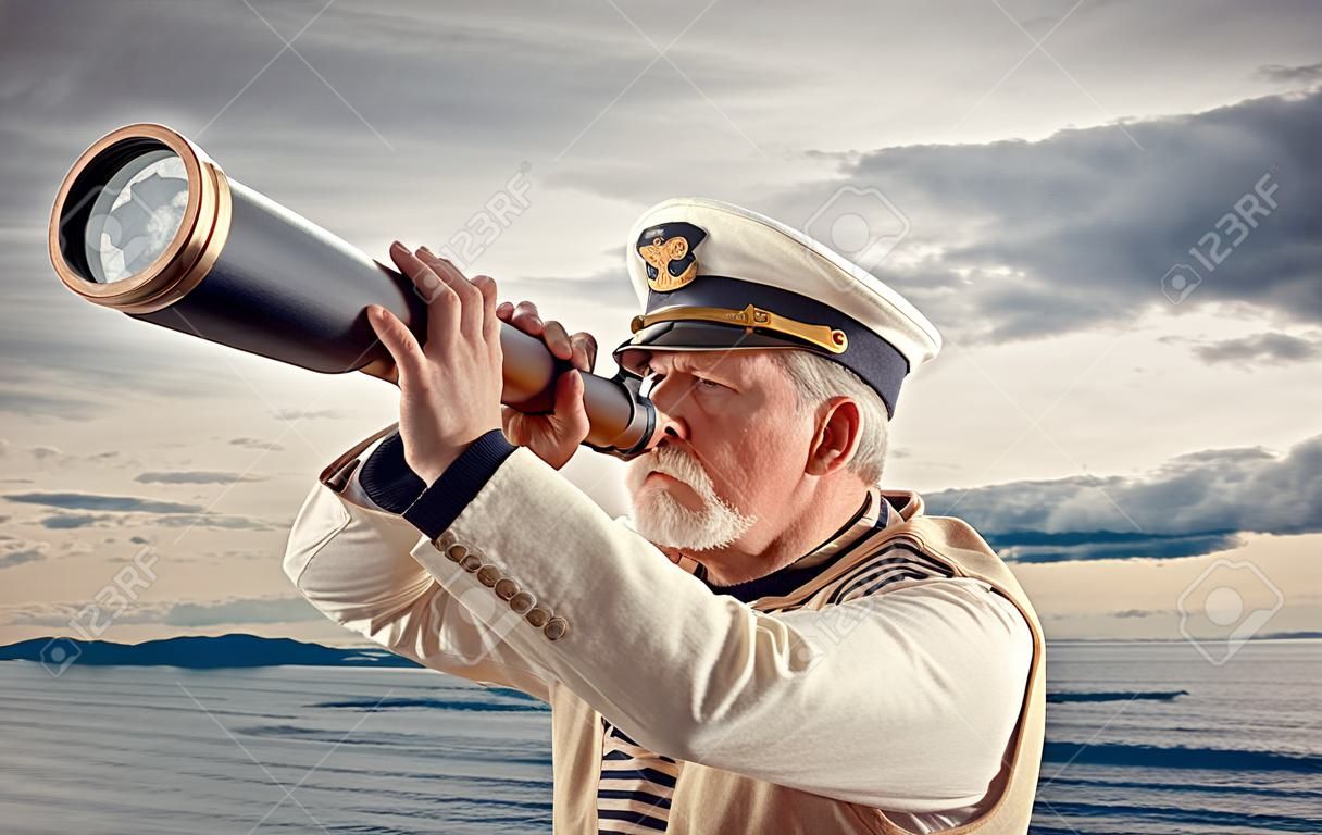 Capitaine regarde à travers un télescope