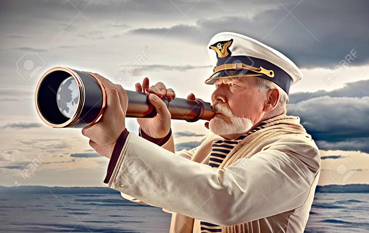 Kapitan patrzy przez teleskop
