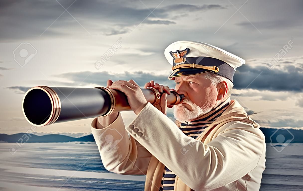 Капитан смотрит через телескоп